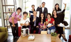 劉仲成館長( 前排左三) 於國資圖與東稻家居合作認養閱讀角記者會與張修元董事長( 後排中) 及記者合影。