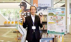 劉仲成館長為國資圖閱讀全壘打活動抽出簽名球。