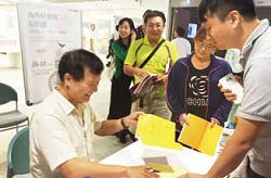 國資圖閱讀講座—作家蔡詩萍為熱情讀者簽書。