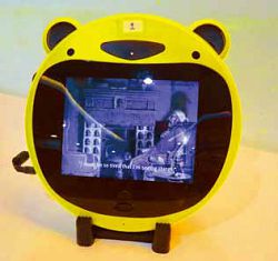 青少年圖書館的電子書包很受小朋友喜愛。