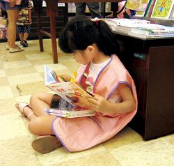 國立公共資訊圖書館「生日快樂！想看的書自己挑！」活動，小朋友沉浸於閱讀世界。
