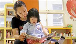 於斗六市立繪本圖書館享受親子共讀時光。