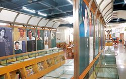 龐大的作家文物展櫃，是高雄文學館目前最具代表性的意象。