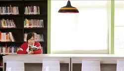 埔里鎮立圖書館從館藏挑選到空間設計，都讓青少年更願意在圖書館吸收新知。