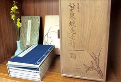 《註東坡先生詩》焦尾本曾在國家圖書館的善本室展出，除了裝禎精美，還有專屬木製書櫃相佐，更顯典雅。