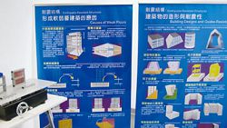 透過手搖振動臺與海報，讓參觀民眾瞭解何種建築型式比較耐震。