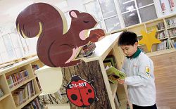小朋友可以於鹿港鎮立圖書館兒童室享受閱讀樂趣。