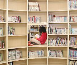 新竹縣文化局圖書館為兒童打造樹屋意象的閱讀空間。