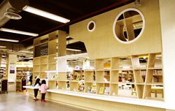 新竹縣文化局圖書館戶外閱讀區。
