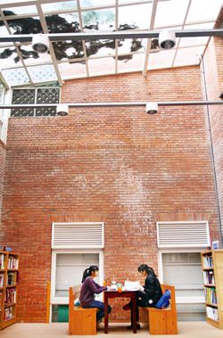 新竹縣文化局圖書館戶外閱讀區。
