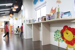 北港鎮立圖書館兒童閱讀區充滿童趣。