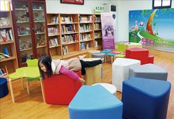 高雄市立圖書館右昌分館的幾何造型沙發組十分受小朋友喜愛。