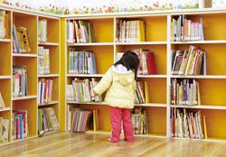 山上區圖書館嬰幼兒閱讀區書架為暖色調。