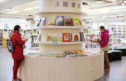 仁德區圖書館將柱子妝點成主題書展區。