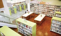 龍崎區圖書館階梯教室因使用率低，改造後規劃成為開架閱覽區，形成更優質的閱讀環境。