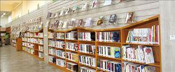 龍崎區圖書館長達20 公尺的新書展示牆，呈現宛如書店式的亮麗設計。