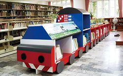 高雄市立圖書館大樹二館火車造型書櫃陳列特色館藏書，主題明確，便於讀者尋書。