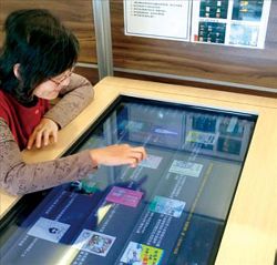 臺中市立圖書館北區分館於數位學習專區，設置大型平板電腦。
