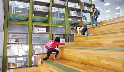 臺南市鹽埕圖書館貫穿全棟樓層的大書櫃改規劃為漫畫區。