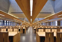 桃園市立圖書館龍岡分館天窗下的溫書室。（CTLU Architect ＆ Associates 盧俊廷建築師事務所提供）