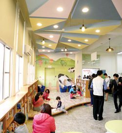 臺南龍崎區圖書館營造活潑的圖書館空間。（吳仕捷建築師事務所提供）