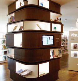 新加坡烏節路公共圖書館的展示書櫃，結合燈光觸控螢幕與實體展示區。