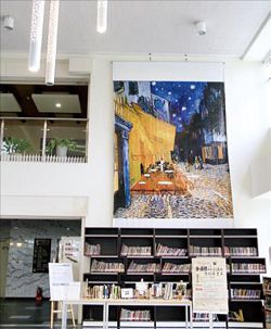 桃園市立圖書館中壢分館於挑高大廳中，設置「Lexile 閱讀專區」與主題書展。