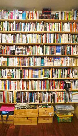 水瓶子的書房一角，自己訂的書架，從地板到天花板都可以放書，書架高度比較短，可以放多一點書。（水瓶子提供）