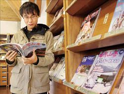 鄭晴喜歡閱讀《台灣山岳》雜誌，接觸大自然。