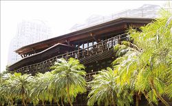 臺北市立圖書館北投分館以永續經營的信念維護周圍環境。