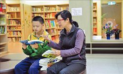假日期間，陳文美經常和孩子在圖書館享受共讀的樂趣。