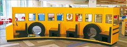 哥倫布大都會圖書館兒童室火車造型閱覽座位。