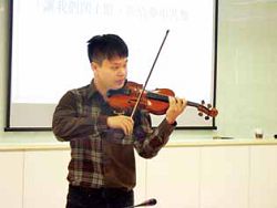 「音樂風景講座」活動，講師現場演奏小提琴搭配著劇情發展的節奏。