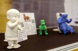 現場展示3D 列印的故宮國寶娃娃作品。