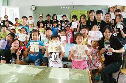 臺中市大墩國中圖書教師童師薇在2015 年開始帶領學生閱讀營隊至偏遠學校，至今服務11 所學校。（童師薇提供）