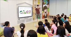 臺南市大同國小圖書教師洪惠月舉辦「與布克斯有約」夜宿圖書館活動，融入趣味桌上遊戲。（洪惠月提供）
