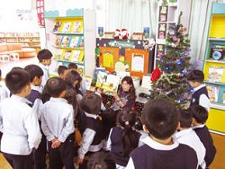 彰化縣員林國小班級老師帶學生參觀主題書展。（李宛儒提供）