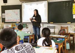 臺中市大鵬國小晨讀巡迴計畫，閱讀小組入班級巡迴為孩子說書。（符玉梅提供）