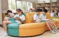彰化縣員林國小學生在圖書館裡，享受閱讀樂趣。