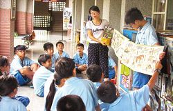 南投縣三光國中教務主任邱凱琳透過與學生互動，進行閱讀教學。（邱凱琳提供）
