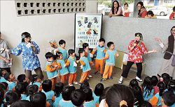 小學生透過故事劇場的參與，共享閱讀樂趣。（臺中市政府教育局提供）