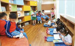 伸東國小師生沉浸在喜悅的閱讀氛圍裡。（彰化縣政府教育處提供）