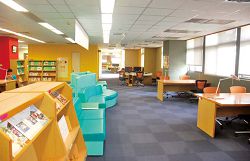 中臺科技大學圖書館樂齡健康學習區，提供年長者友善閱讀環境。