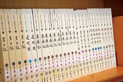 中臺科技大學圖書館專為年長者提供大字版的金庸小說。
