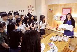 香港嶺南大學師生來臺參訪銀髮生活達人館。（郭慈安提供）