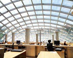 在透明穹頂之下寬敞舒適的大型閱覽室。