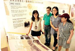 主要策展人國立公共資訊圖書館許瓊丰（左一）為民眾現場導覽。