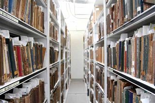 國立公共資訊圖書館「特定資料保存區」藏有約2 萬1,526 冊日文舊籍資料。