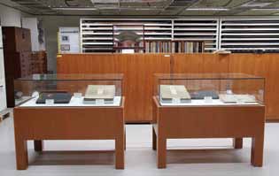 國立公共資訊圖書館「特定資料保存區」4 種珍稀館藏陳列於展示櫃中。