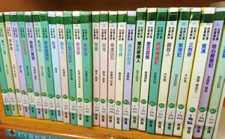 苗栗縣立圖書館「罕用書區」藏有《世界文學名著精選》一共有70 幾本。（苗栗縣立圖書館提供）